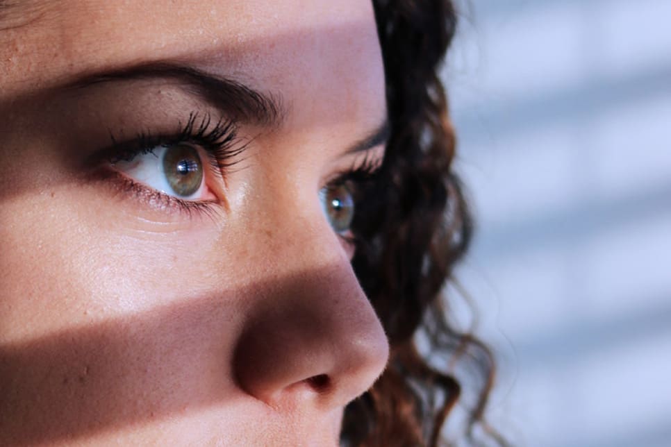 ¿Cómo hacer crema para bolsas en los ojos?