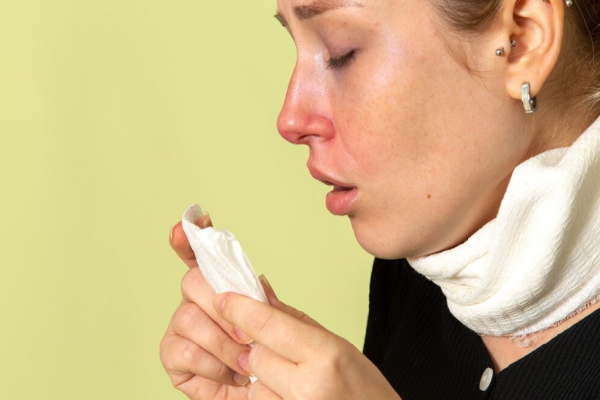 Alcanfor en cristal, el ingrediente esencial para alivio y cuidado en farmacia y cosmética	